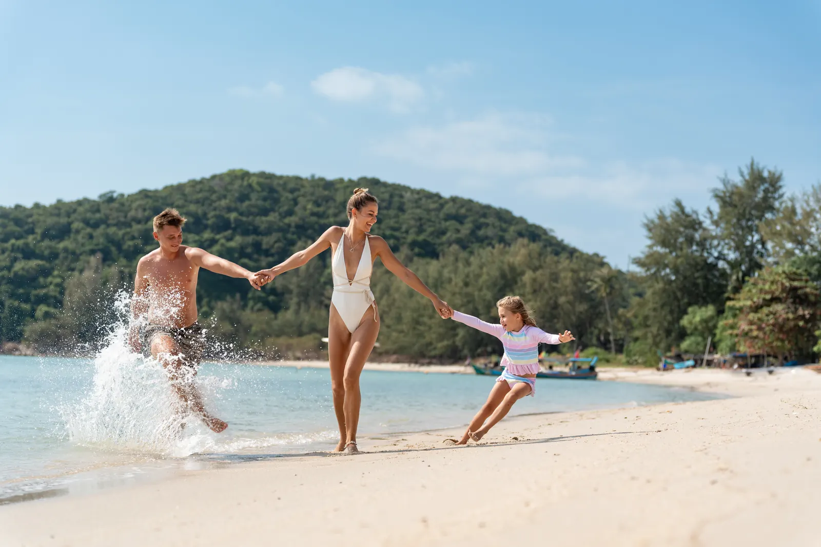 Family running on the beach, Villa Akatsuki, Koh Samui