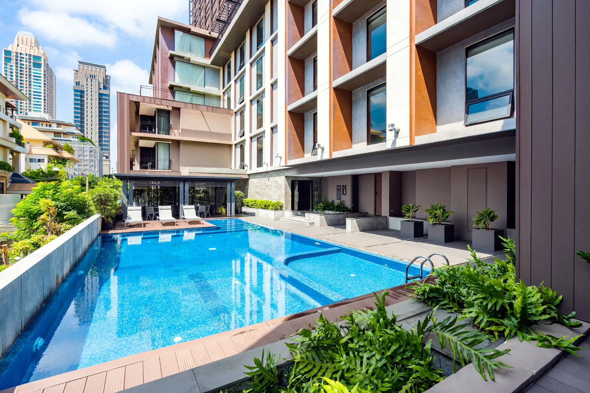 Residence pool deck
