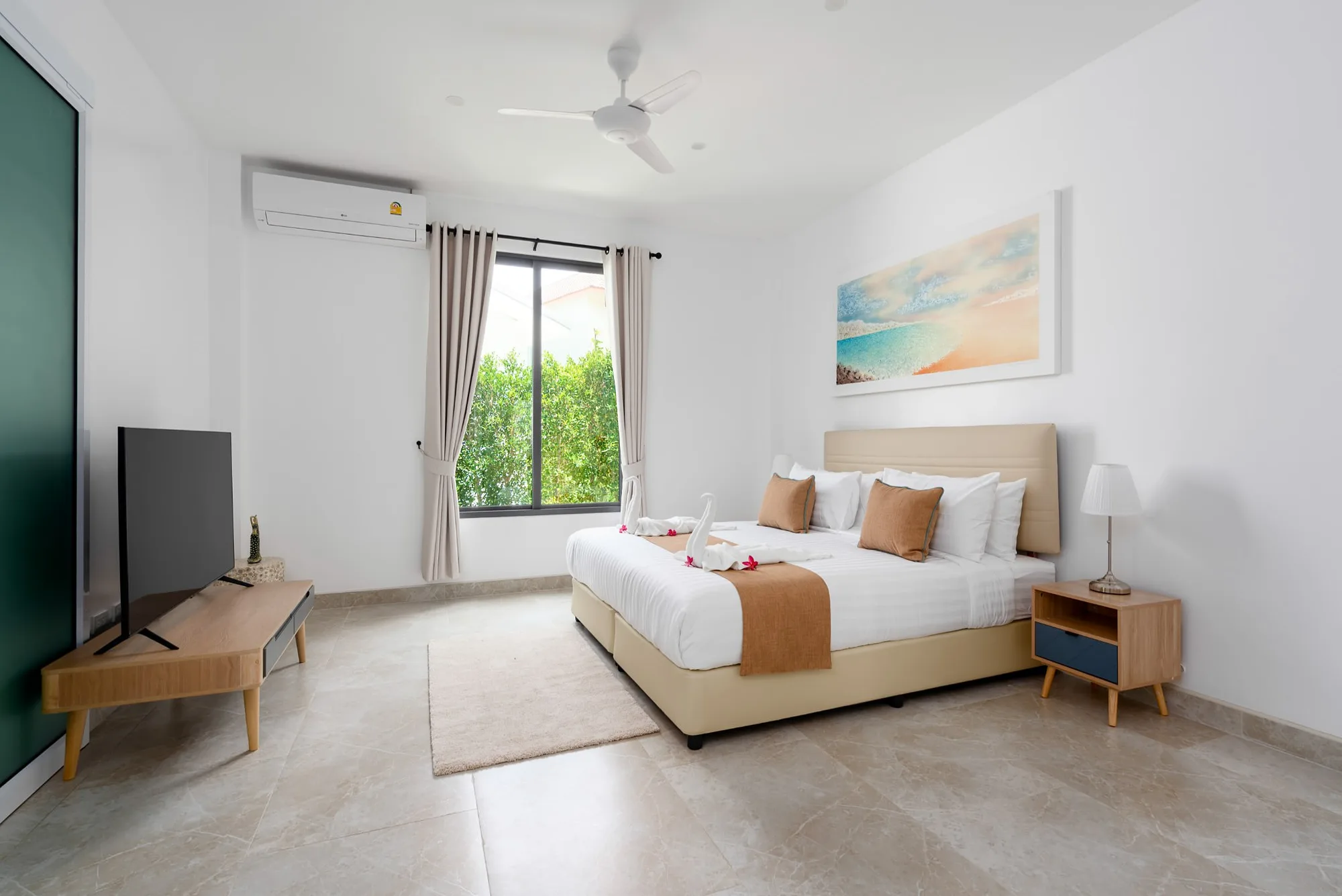 Bedroom with garden view