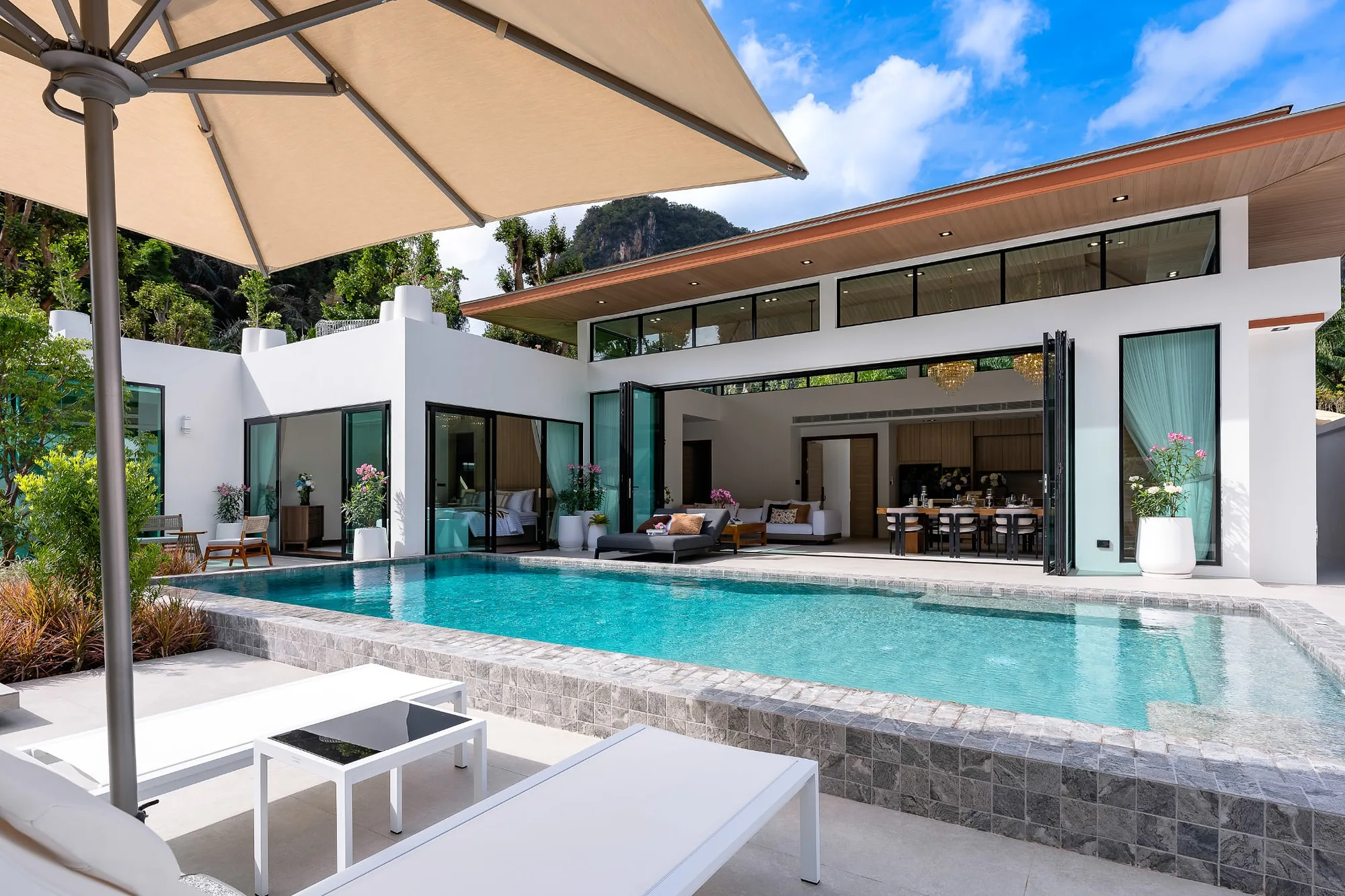 Pool and sun terrace