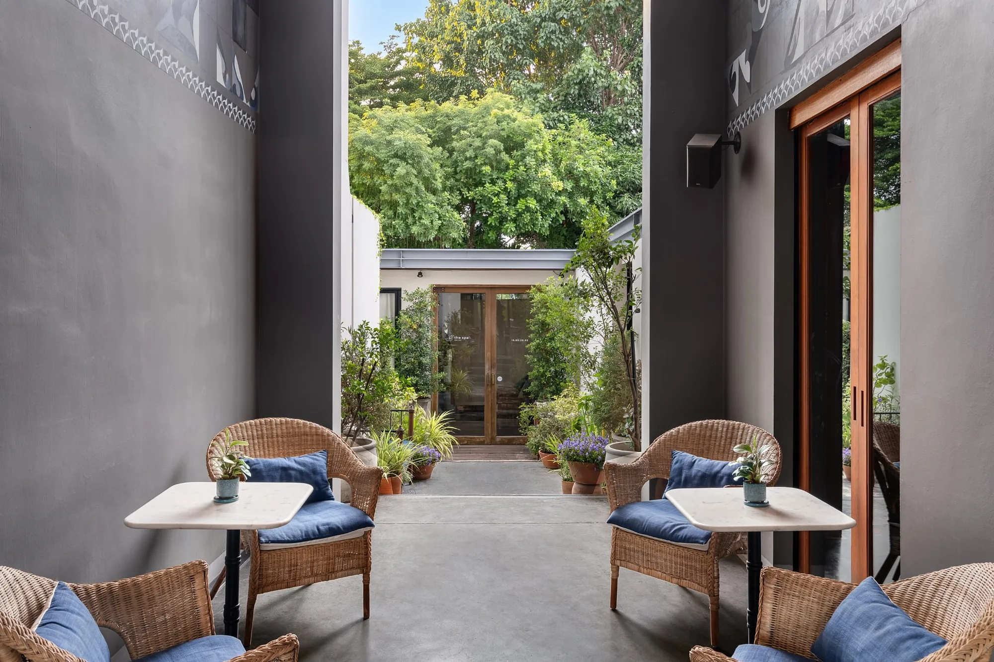Courtyard seating at the lobby