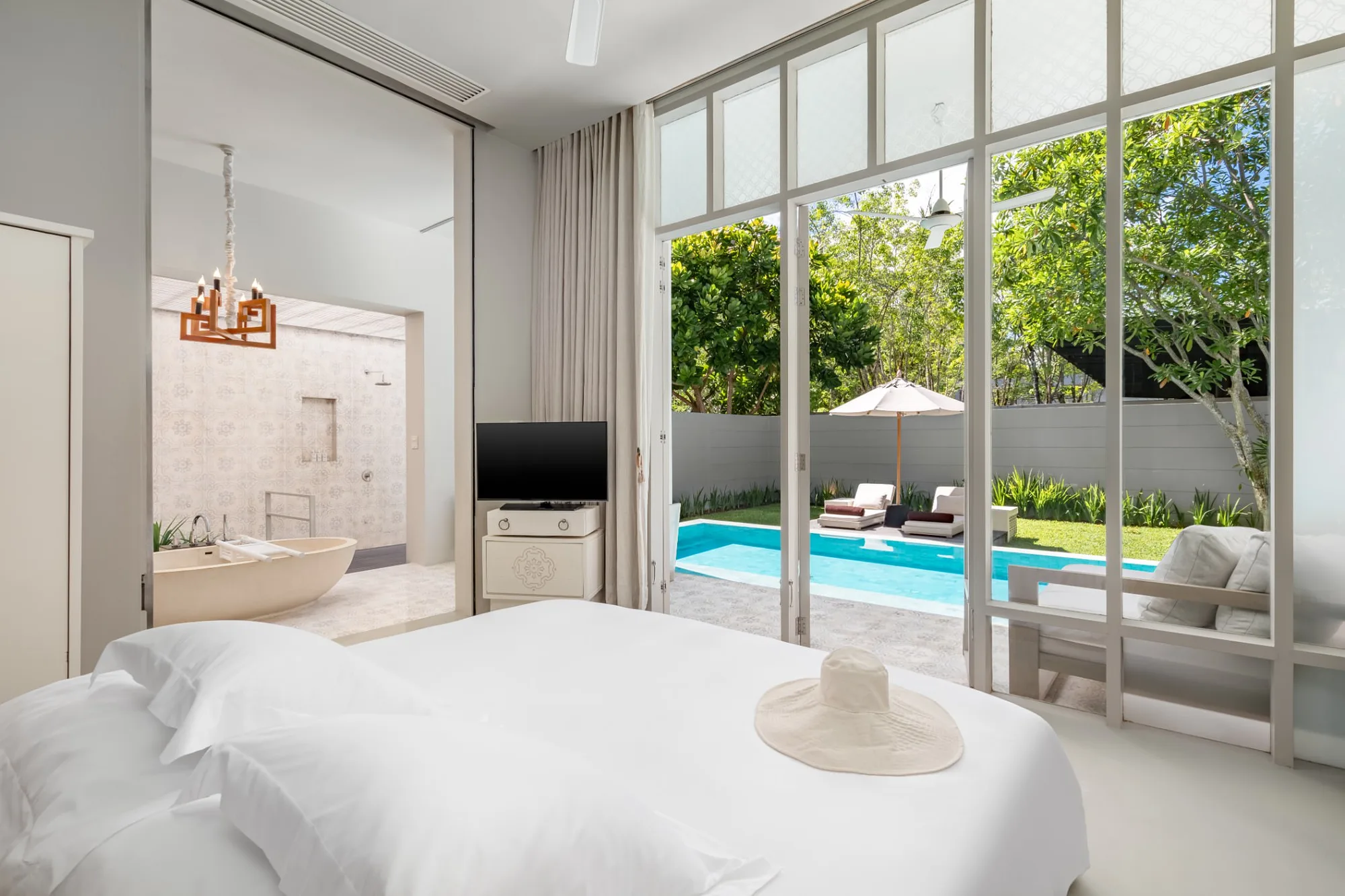 Bedroom opening onto the private pool