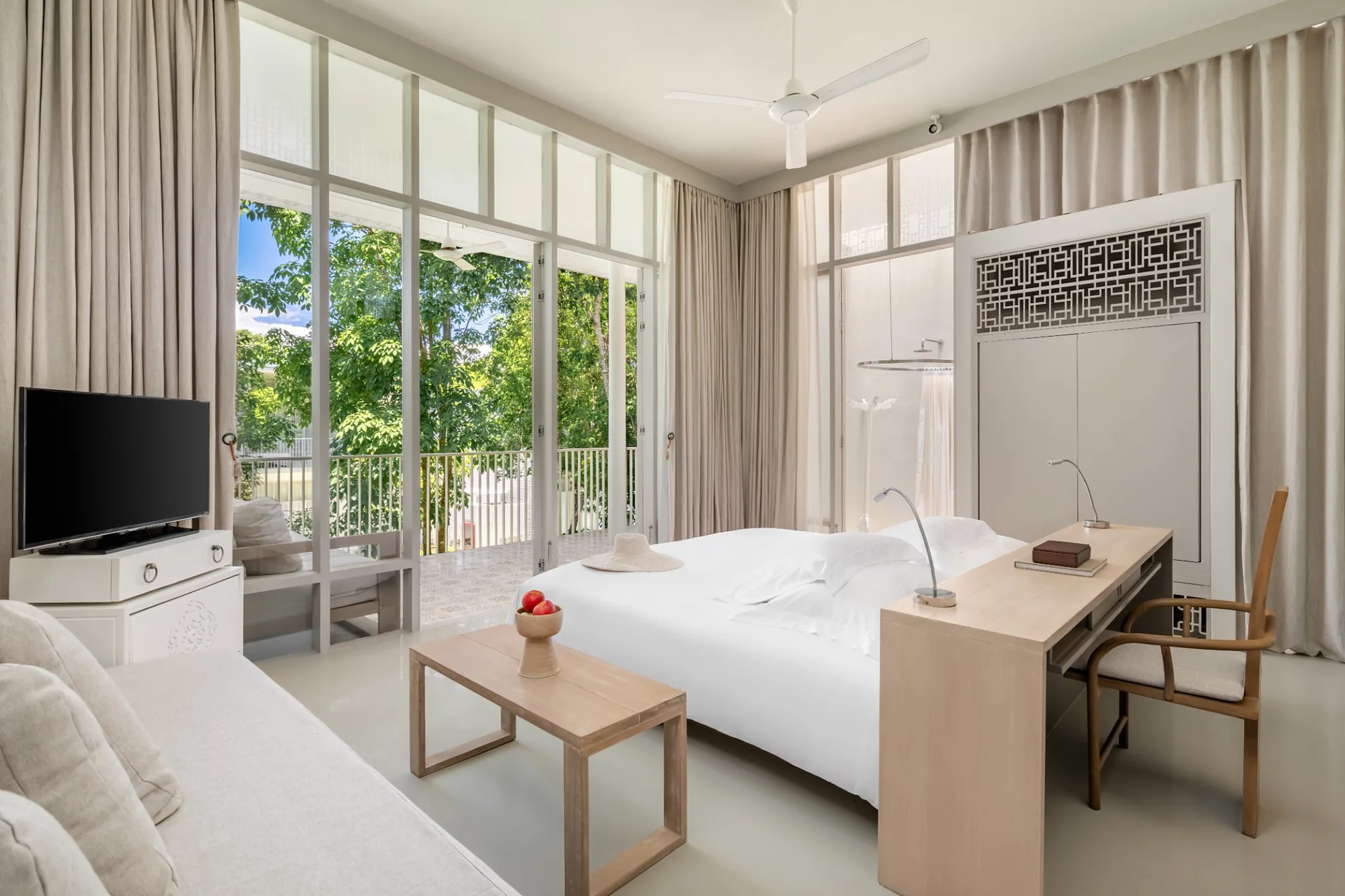Suite bedroom with garden outlook