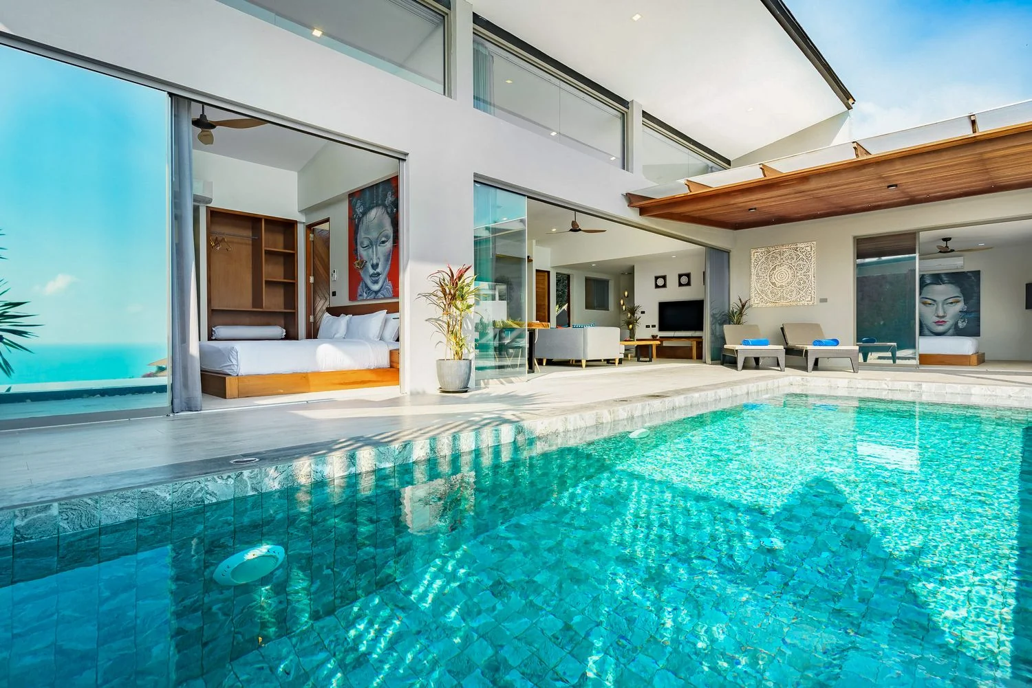 Villa Cooee poolside